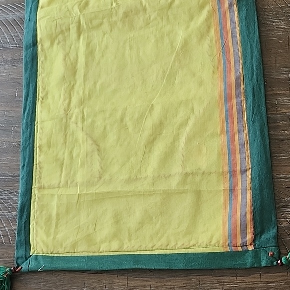 NWOT Beautiful hand embroidered table runner - Picture 5 of 6